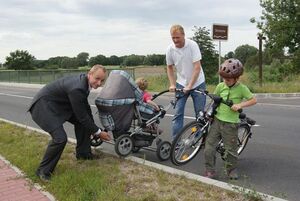 Felix Menzel und Sven Szramek mit seinen Kindern bei der Überquerung der L96 (v.l.)