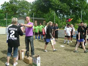 Felix Menzel überreichte neben den begehrten Pokalen auch Sachpreise und Sekt an alle Spielerinnen