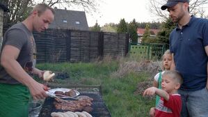 Felix Menzel bedient am Grill