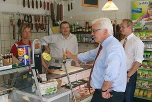 Dr. Frank-Walter Steinmeier und Felix Menzel in der Fleischerei Mäser