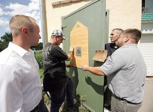 Felix Menzel, Marcel Raytscheff, René Riep und Tino Wachowiak beim Anbringen des Schildes (v.l.)