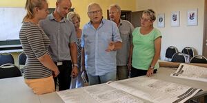 Viviaan Schmunk (l.) mit Felix Menzel (2.v.l.), Gabriele Linke (r.) und Klaus Saar (M.). Quelle: Christin Schmidt