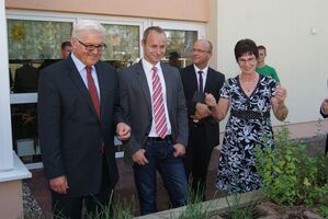 Dr. Frank-Walter Steinmeier, Felix Menzel und Ingrid Holländer bei der Besichtigung eines Kräutergartens