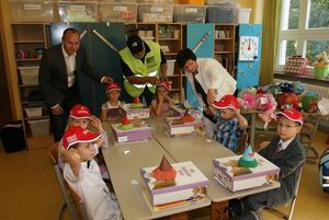 Felix Menzel, Dietmar Kratzsch und Anke Engeleiter beim Verteiler der Kappen an die Einschüler in Großwudicke (v.l.)
