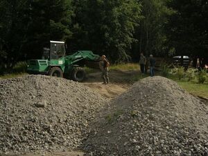 Einwohner von Kleinwudicke bei der Ausbesserung ihrer Straße